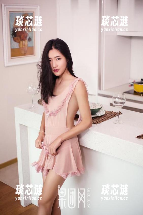 GIRLT果团网 - 陈秋雨的职业装，照片中透出的好像是另一种职场幽默？