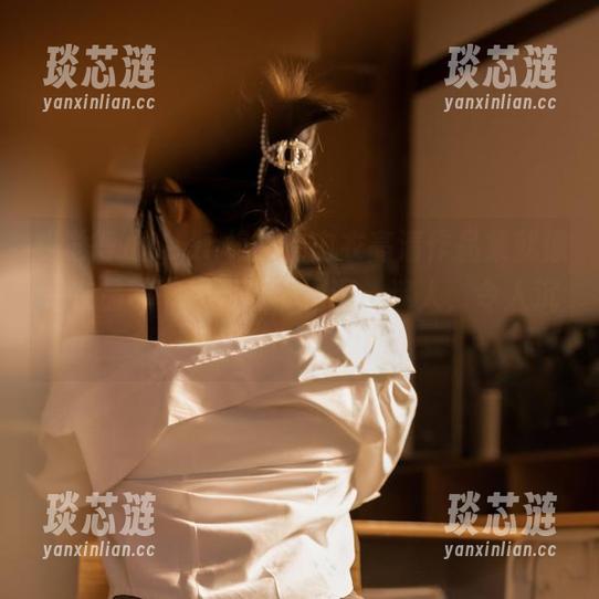 我觉得，Leah梓未的内衣高清作品集就像是在品味一杯旧酒，深邃、迷人，令人沉醉。