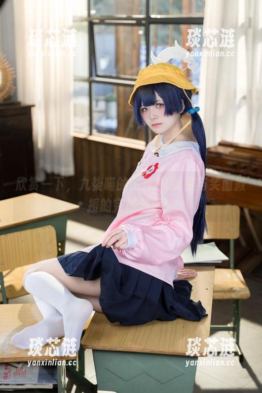 欣赏一下，九柒喵的杰作OL制服与笑面教授的完美邂逅！