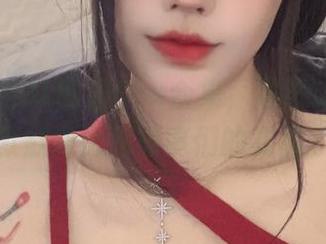 看今汐的OL制服Cos合集，居然让我心里默默评比起同事们的衣品。