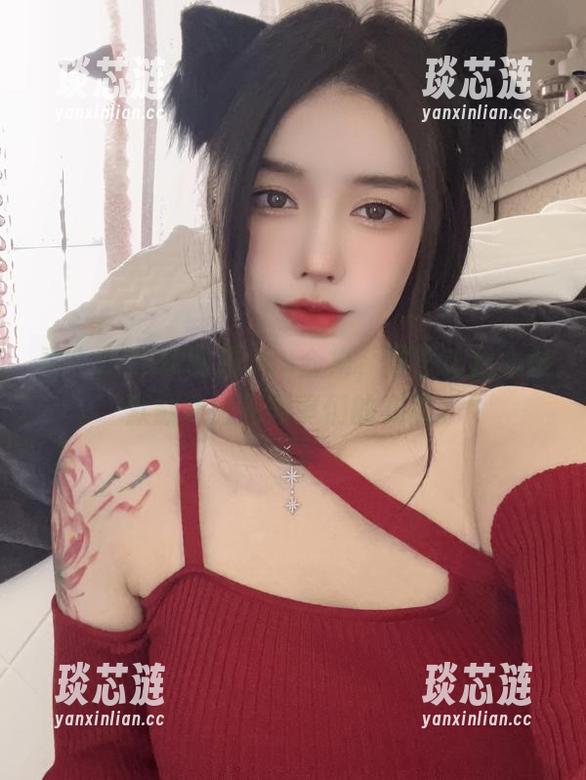 看今汐的OL制服Cos合集，居然让我心里默默评比起同事们的衣品。