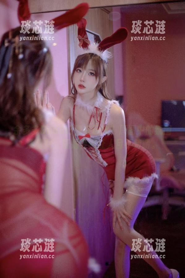 余多多Dudu好像在玩火？原图中的氛围紫皇女，妩媚竟然让人目不转睛。