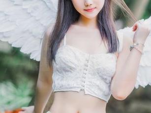 在喵糖映画的照片中，白裙穹妹完美无瑕，一眼看过去拉满仰慕值！