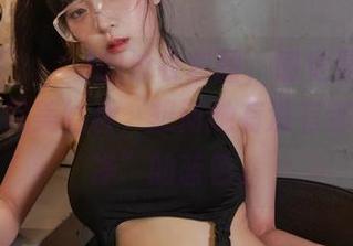 姜仁卿(강인경)的泳衣套图，感觉是蓝天和海水的完美结合，想问她有没有那种“干净”的蓝色。