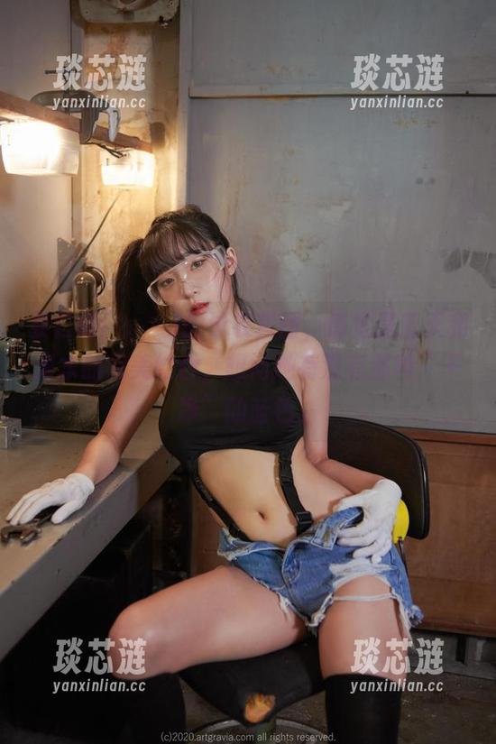 姜仁卿(강인경)的泳衣套图，感觉是蓝天和海水的完美结合，想问她有没有那种“干净”的蓝色。