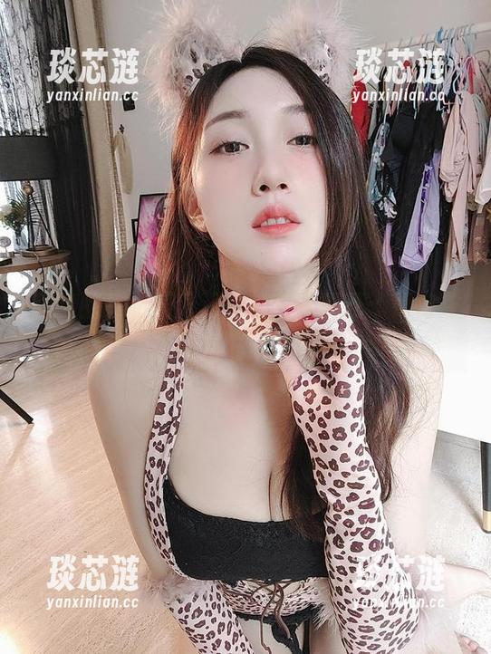微密圈 - 小玉吃果冻的写真秘籍：如何在天花板上秀出美图