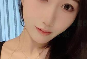 微密圈 - 小玉吃果冻带来的私拍，男友视觉？我在想他那双眼睛在想啥呢！