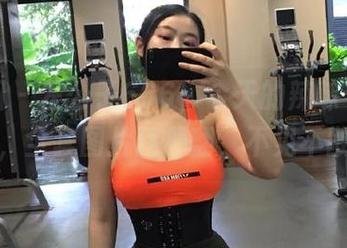 微密圈 - 左公子666，今天的辣味十分养眼，全套图片随便翻，不见不散！