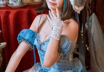 聊聊希希_啾的泳池写真，水波荡漾得令人有些分心啊