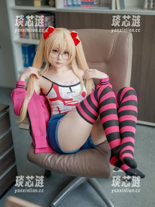 在粉色海洋中游泳：幼水铃衣的cos套图，快点查收！