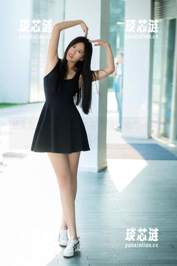推女郎 - 连欣空姐：在原图中体会一种低调的优雅。