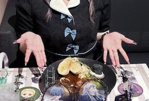 月城委员会的专属写真集：原图里藏着什么？啧啧！