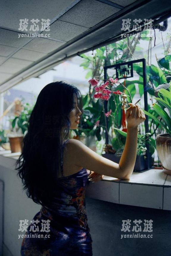 微密圈 - 当李嘉欣97的白色写真和我邂逅，美图里满是调皮的惊喜！