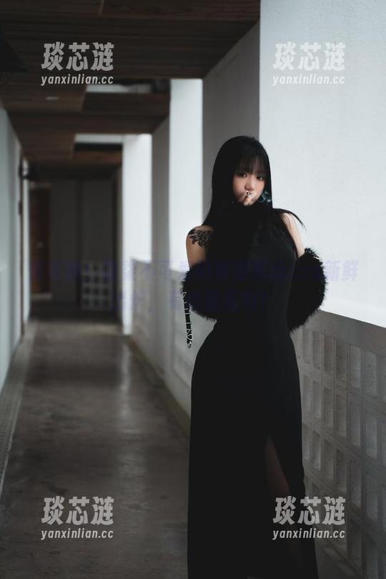 快来瞧！柒柒不可爱的制服黑丝cos新鲜出炉，有点羞羞哟！