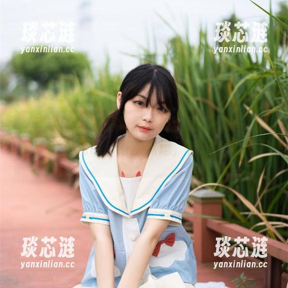 梨瑾瑾的制服图集里，每个细节都是一种被收藏的气息，不聊味道，都想尝试一下。
