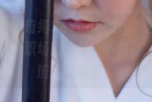 波萝社 - 柳侑绮Sevenbaby办公室写真更新，属于职场的可爱“小鬼”，谁说上班不能有趣？