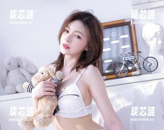不同寻常的魅力，白露Bululu网袜套图新更新，意想不到的反差萌…