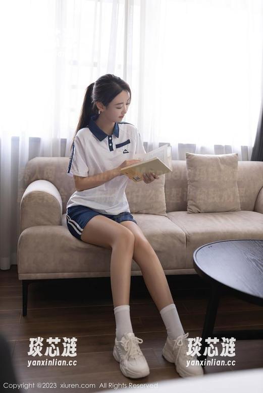 秀人网 - 条纹出境，Manuela玛鲁娜最新美臀合集：屁股的什么造型让你我心思神往？
