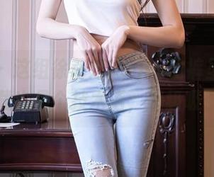 秀人网 - 这组徐莉芝Booty的裤里丝图片，下载也是个技术活，超级吸引人！