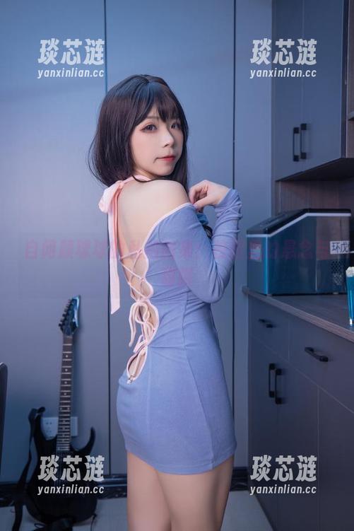 自闭颜球球的私拍图集：校园里的悬念与甜腻