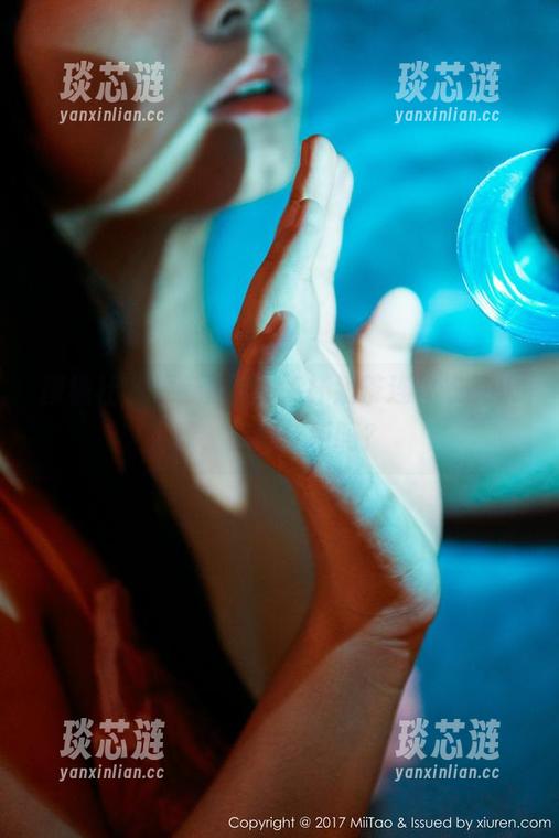 蜜桃社 - 更新原图，E杯奶茶连体衣又来撩，你能抗拒吗？