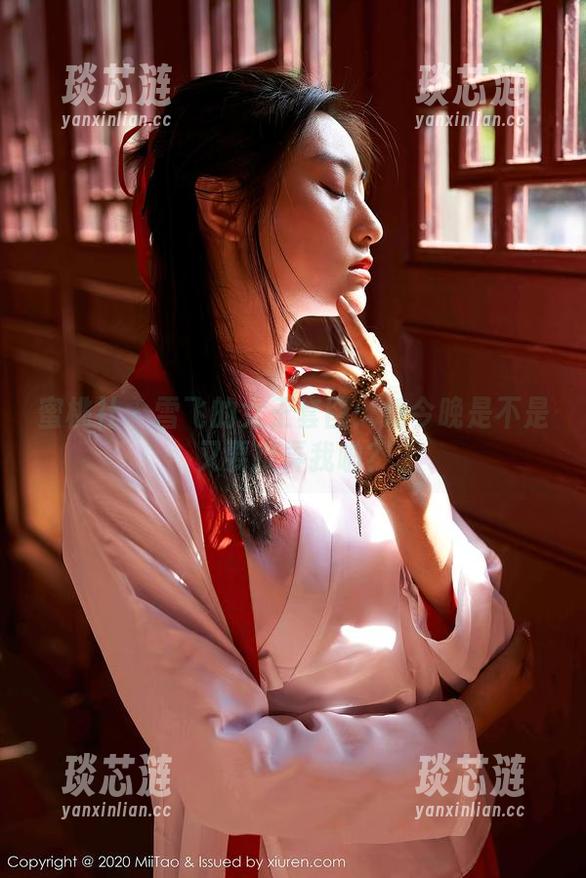 蜜桃社 - 雪飞的女王套图：她今晚是不是又要捉弄我啦？