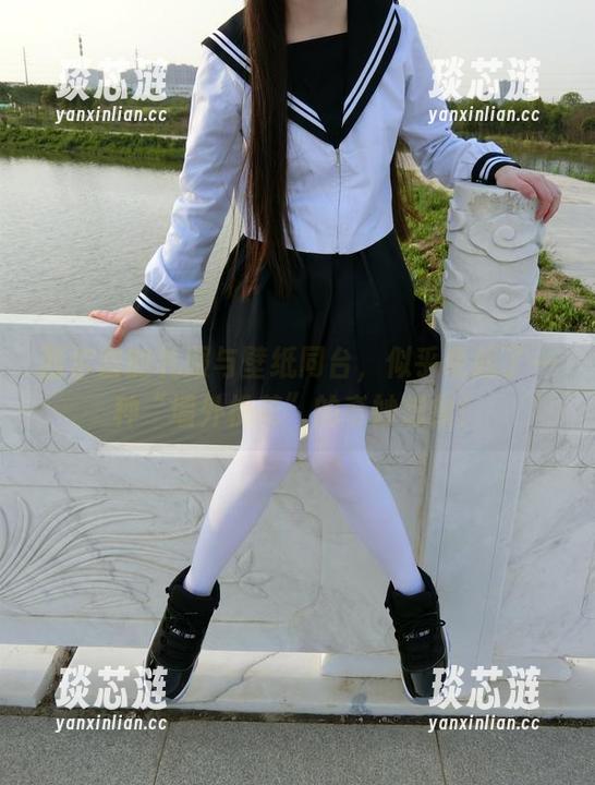 西尔酱的礼服与壁纸同台，似乎牵起了一种“墙外桃花”的奇妙想象！