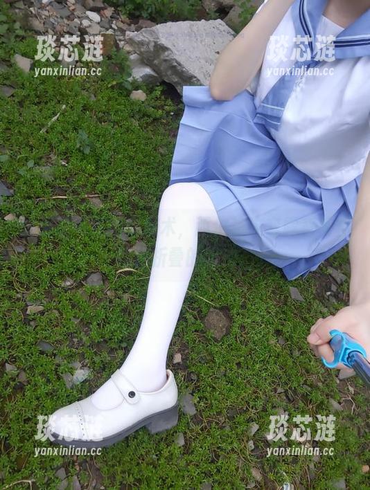 如果说毛衣能变魔术，西尔酱这套露背写真就是折叠的魔法。