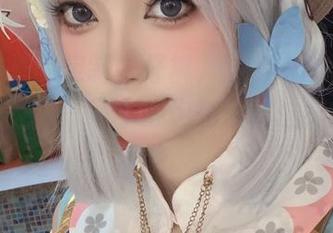 许枳和她的定制牛仔裤，图片中的舒服和放松，让人一不小心也想试试这样的风格呢。