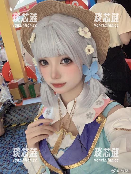 许枳 许枳和她的定制牛仔裤,图片中的舒服和放松,让人一不小心也想试试这样的风格呢。