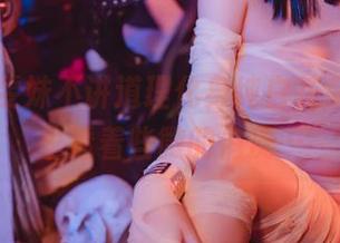 看吧，雯妹不讲道理化身纯白花朵，cos里透着些微的俏皮…