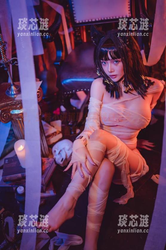 看吧，雯妹不讲道理化身纯白花朵，cos里透着些微的俏皮…