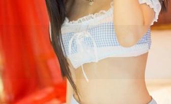 青豆客 - 妮小妖的礼服图集：一件衣服，能否承载她的疯狂创意？