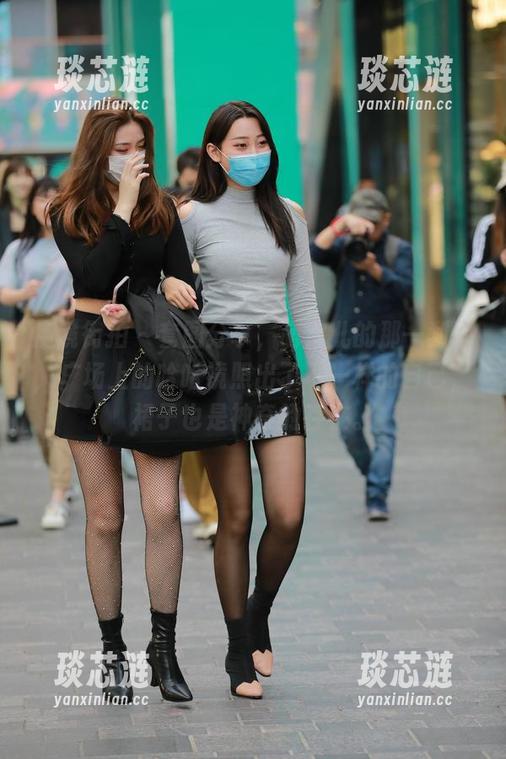 魔镜街拍 - 套图分享，萌宝儿的那一刹那，广场上的哈哈镜照出了不一样的自己，裙子也是神奇的存在。