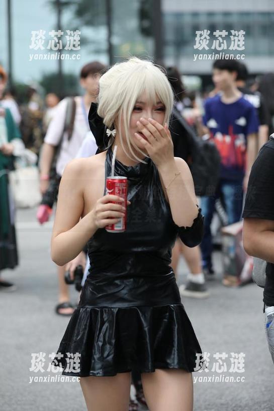 魔镜街拍：嫩白小姐姐的短裙宝典，速来下载全集！